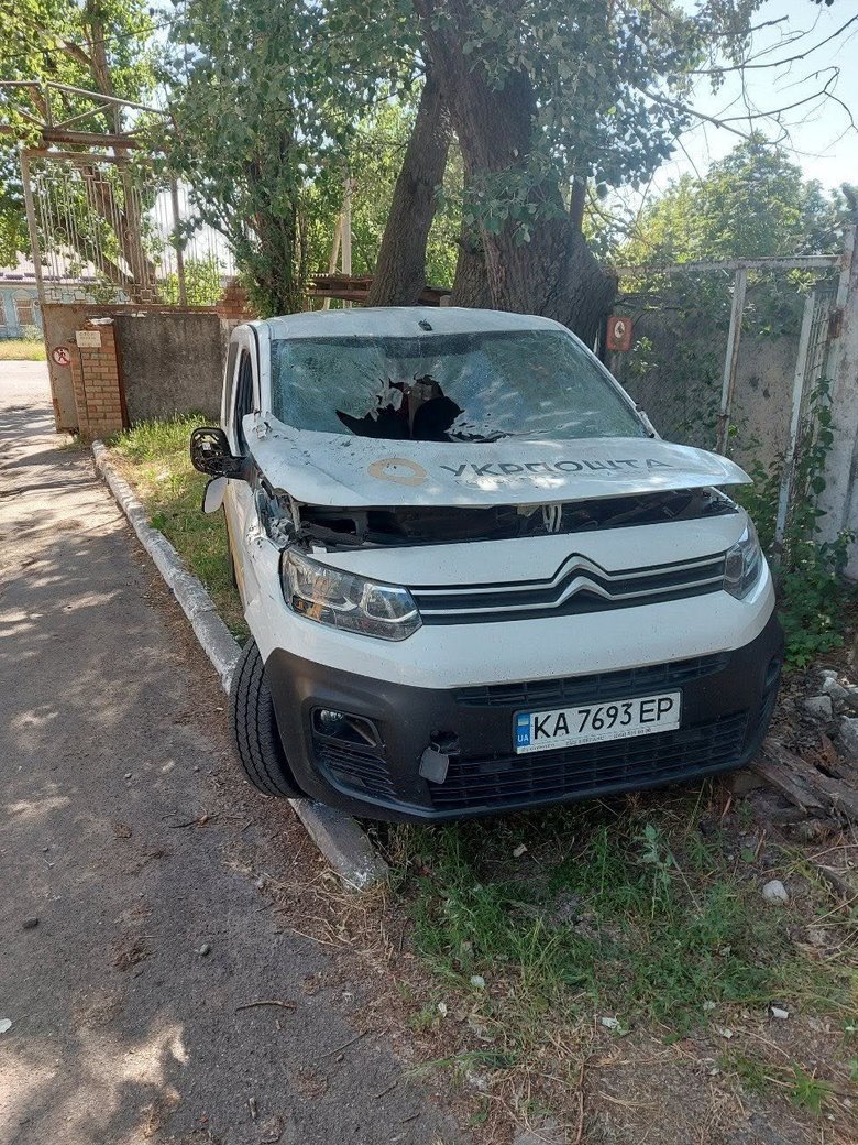 Дрон РФ атакував автомобіль Укрпошти в Нікополі