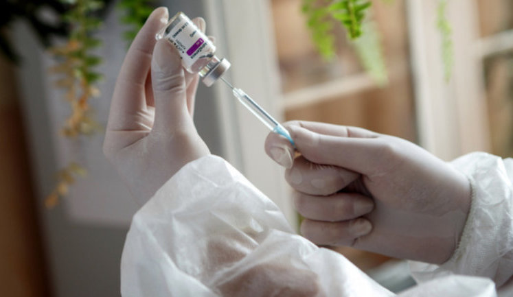 Защита от тяжелого COVID-19 после полного курса вакцинации AstraZeneca через 15 недель падает от 86,4% до 42,2%. ИНФОГРАФИКА