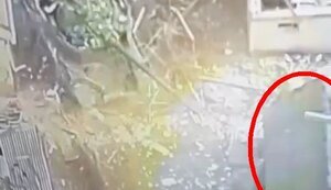 Танк в упор стреляет в сарай с оккупантами. ВИДЕО
