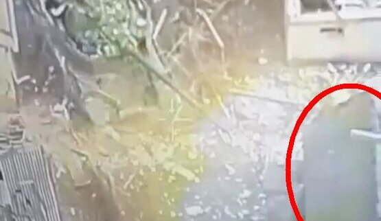 Танк в упор стреляет в сарай с оккупантами. ВИДЕО