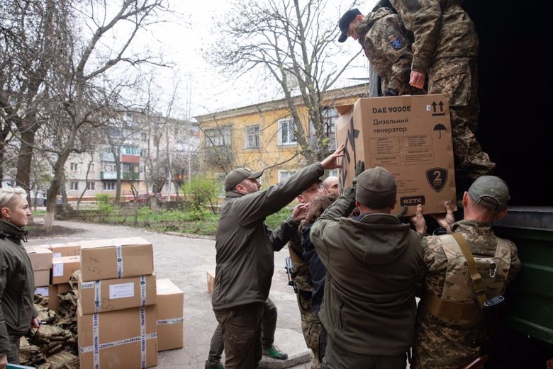Порошенко привіз захисникам Краматорська бронежилети та кевларові шоломи 02