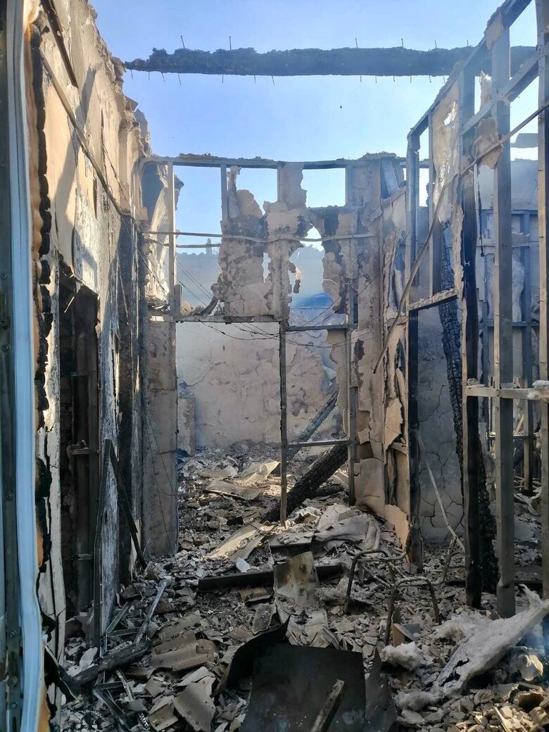 В результате вражеской атаки сгорел сельский совет в селе Малая Токмачка в Запорожской области, есть пострадавшая, - ОВА 04
