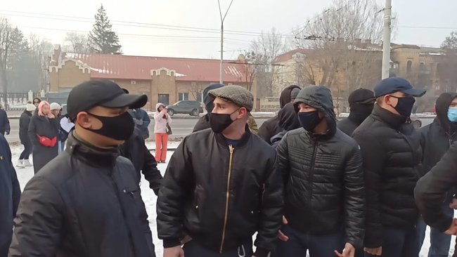 Акцию у посольства РФ в Киеве прекратили неизвестные: сорвали и сожгли плакаты, разбили таблички 11