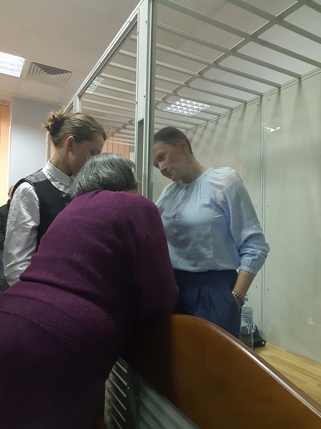 Шевченківський райсуд Києва розглядає продовження арешту Савченко 03