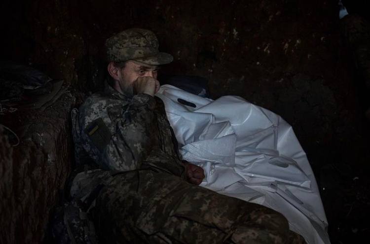 Українські воїни під Бахмутом захопили ворожий бліндаж та знаходяться у ньому разом із замінованими трупами російських окупантів 02