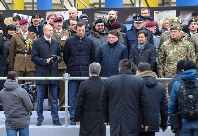День десантника: церемония замены синих беретов, вручение флага десантно-штурмовых войск и присяга воинов ДШВ на Михайловской площади в Киеве 14