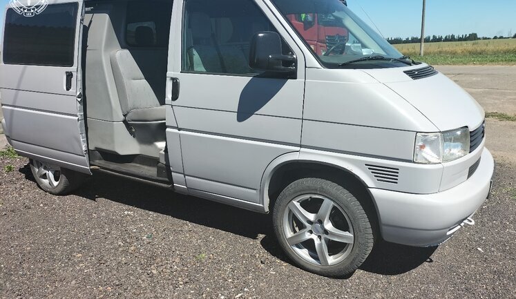 Продавали гуманітарні авто: на Рівненщині засуджено двох чоловіків, машини передадуть ЗСУ, - прокуратура. ФОТОрепортаж