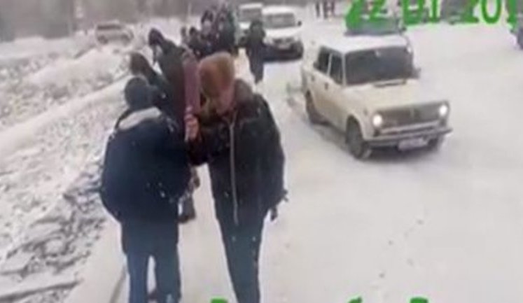 "Услышьте Донбасс", - жители оккупированной Горловки массово съезжаются на остановку "Улица Жукова" - единственное место, где есть мобильная связь. ВИДЕО