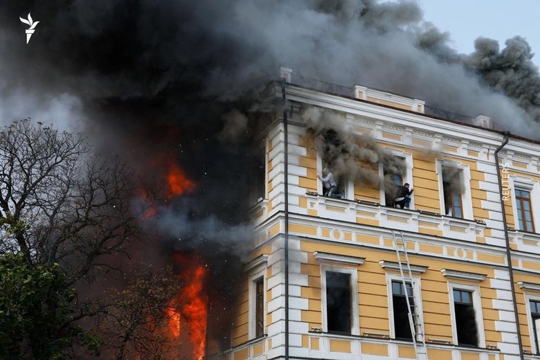 НАН України горить після удару РФ: люди рятуються