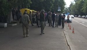 Невідомі захопили кабінет голови Держгеонадр. ФОТОрепортаж