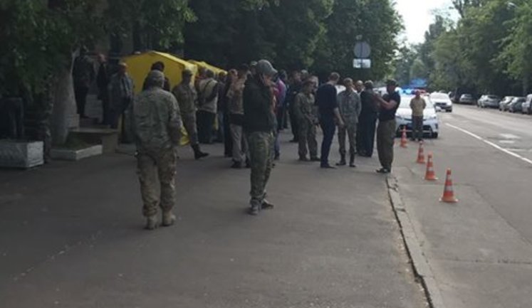 Невідомі захопили кабінет голови Держгеонадр. ФОТОрепортаж