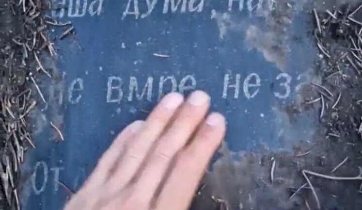Український воїн прибирає постамент пам’ятника Шевченку від сміття та осколків: "Наша дума, наша пісня Не вмре, не загине...". ВIДЕО