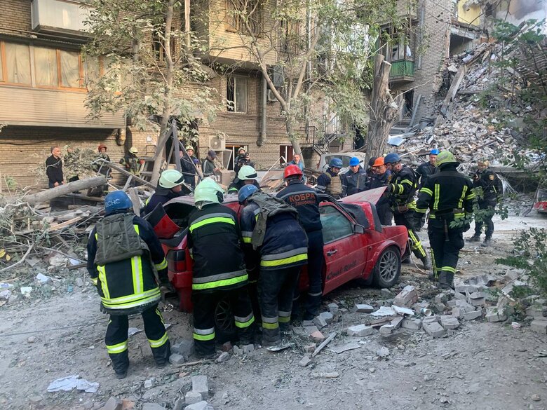 Наслідки ударів по Запоріжжю: 7 ракет влучили у багатоповерхівки, зруйновано цілі під’їзди (оновлено) 15