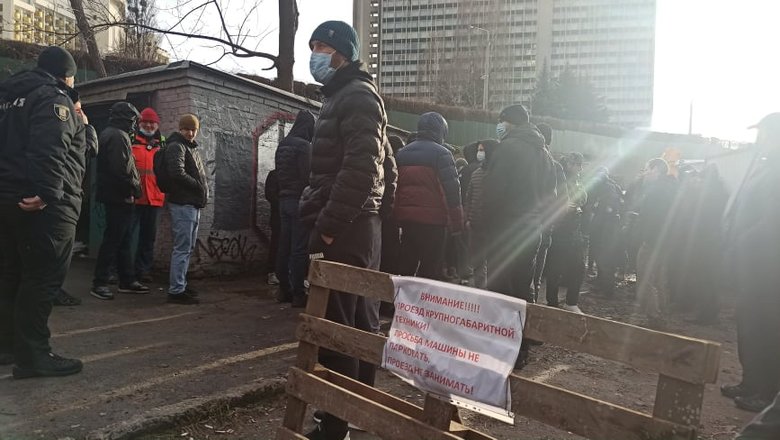 На Черепановой горе в Киеве вырубили деревья ради очередной застройки: активисты повалили строительный забор, полиция не вмешивалась 03
