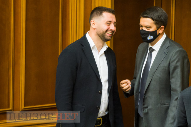 Ківа і сторіз оголених дівчат, Яценко в гостях у слуг народу і Куницький, який шепоче на вухо Забуранній, - робота ВР 15 вересня 07