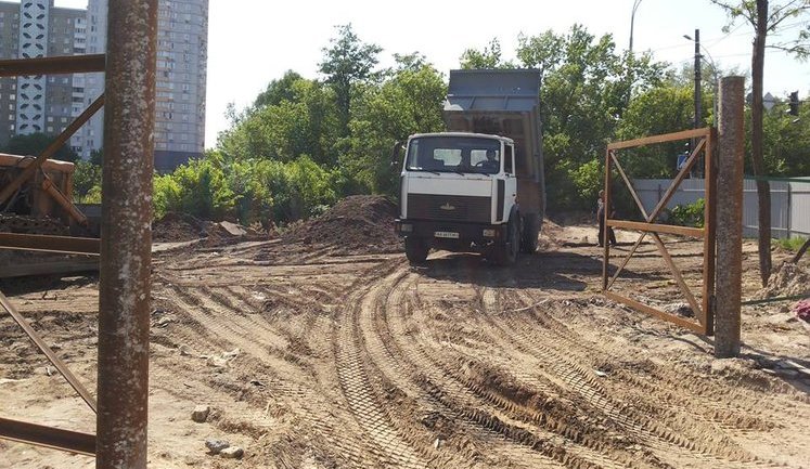Необходимых документов нет, общественных слушаний не было, - Гацько о строительстве возле озера на Позняках. ФОТО