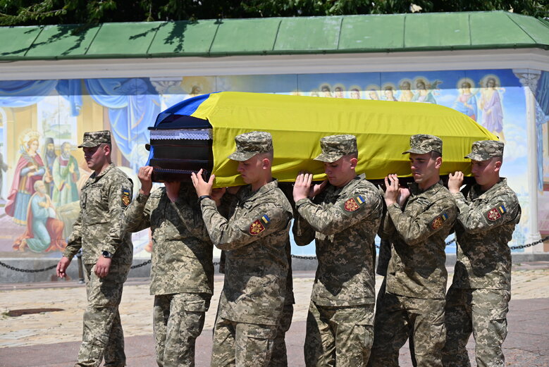 Із загиблим сержантом 68-ї ОЄБр Антоном Усовським попрощалися у Михайлівському Соборі 40