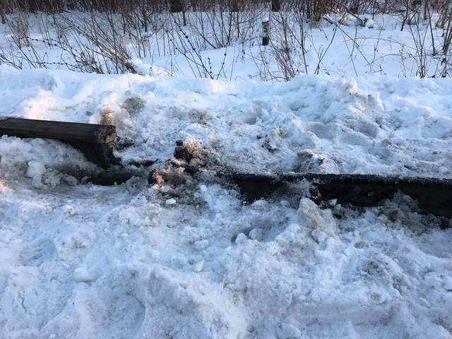 Неизвестные разрезали рельсы заблокированной железной дороги Луганск-Попасная, - Парасюк 04