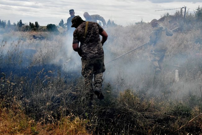 Shells detonate in occupied Donbas, fire reaches Ukrainian positions 09