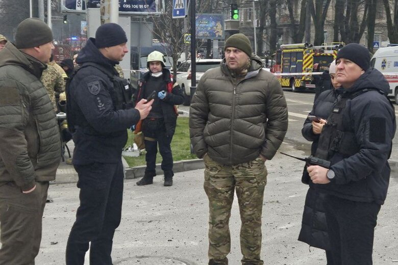 Удари по Дніпру: росіяни поцілили по торговельному центру, 4 особи загинули 07