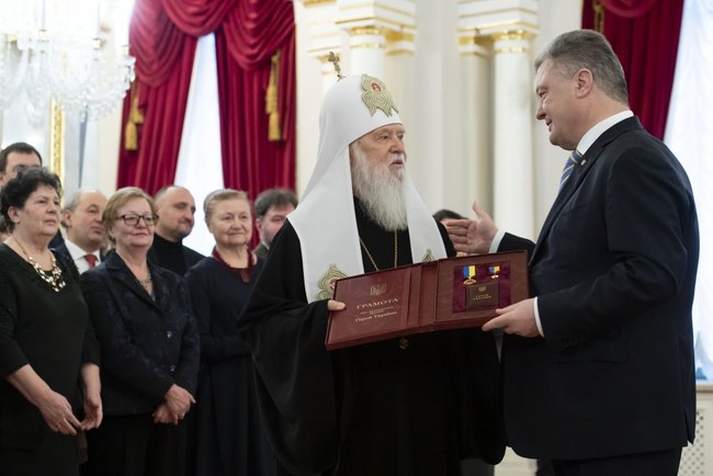 Ви були, є і залишаєтеся духовним лідером українського народу, - Порошенко вручив Герою України Патріарху Філарету вищу державну нагороду 01
