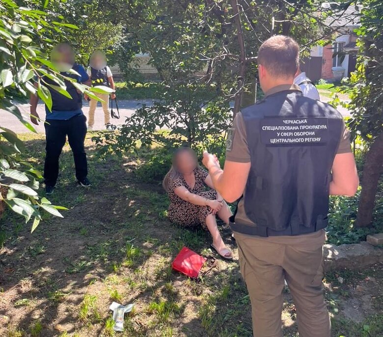 Співробітницю Уманського військкомату затримали на хабарі 6,5 тис. дол. за ухилення від мобілізації 01