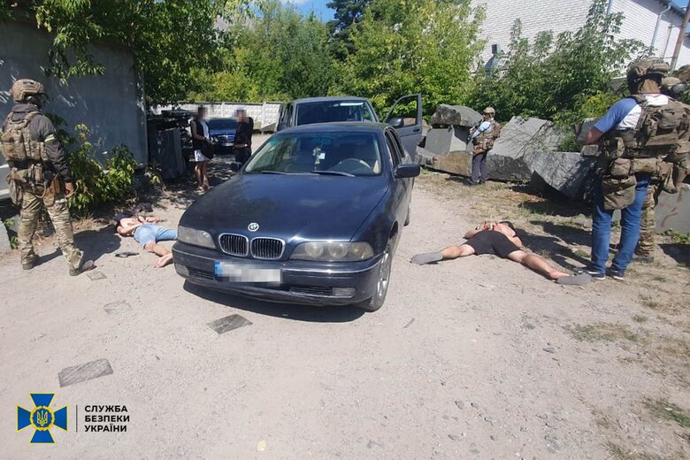 Банда рекетирів, які вибивали гроші з військовослужбовця ЗСУ, затримана на Житомирщині, - СБУ 03
