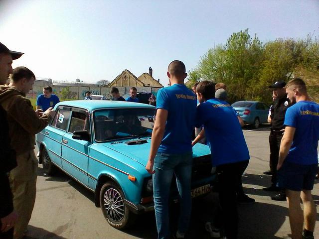 У Херсоні поліція розборонила мітингувальників, які билися 02 У Херсоні поліція розборонила мітингувальників, які билися 02