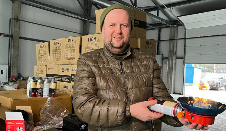 Волонтер Паевская (Тайра) и Бронюк передали газовые плиты и генераторы на Херсонщину и Николаевщину. ФОТОрепортаж