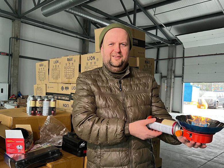 Волонтерка Паєвська (Тайра) та Бронюк передали газові плити та генератори на Херсонщину і Миколаївщину 20