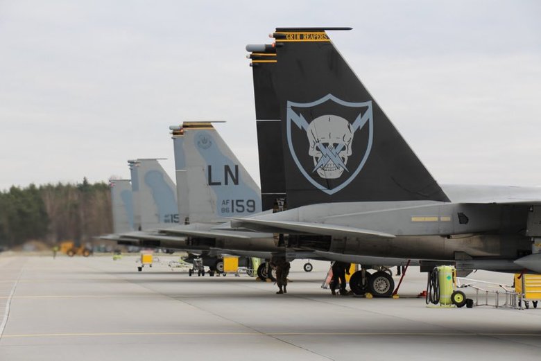 Американські винищувачі F-15 прибули до Польщі 02