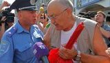 Возле Конституционного суда "Свободовцы" порвали "красную тряпку" экс-нардепа от КПУ. ФОТОрепортаж
