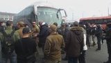 "Тут не поважають захисників України": На Центральному автовокзалі Києва протестували через відмову продавати пільгові квитки учасникам бойових дій. ВІДЕО+ФОТОрепортаж