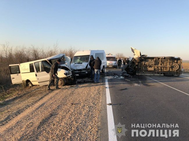 Два микроавтобуса и маршрутка столкнулись на трассе Одесса-Рени: есть погибший 01