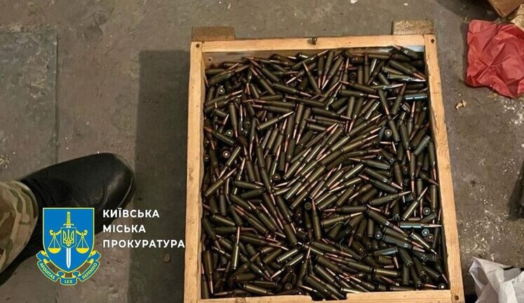 Задержаны отец и сын, обустровшие в Деснянском районе Киева схроны боеприпасов и оружия, - ГБР. ВИДЕО+ФОТОрепортаж