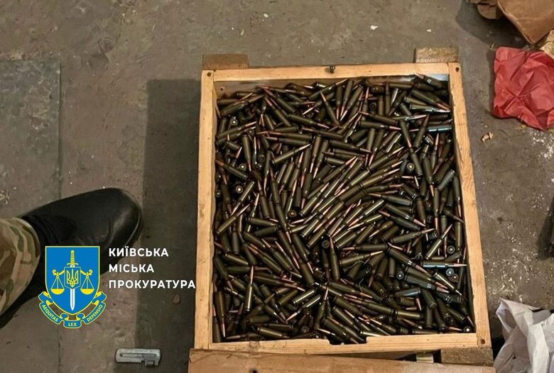 Затримали киян, які облаштували сховки зі зброєю