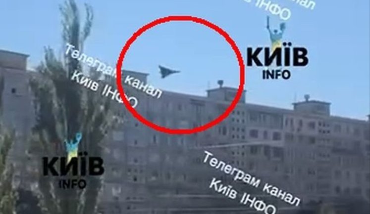 Российский "шахед" зацепился за многоэтажку на Оболони и упал без детонации. ВИДЕО