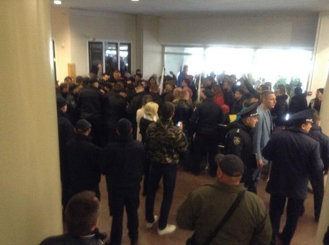 В мэрию Днепра прорывались неизвестные, ряд депутатов пытаются сорвать сессию, - СМИ 08