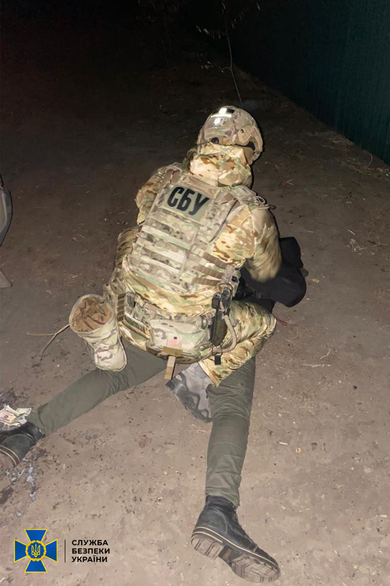 Двое полицейских задержаны на Полтавщине на взятке 1400 долларов, - СБУ 02