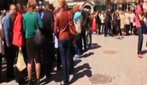 В Крыму вкладчики выстраиваются в многотысячные очереди: "Я буду в 5 или 6 тысяче". ВИДЕО