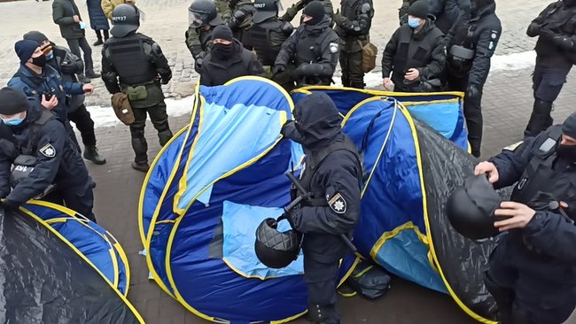 ФОПы попытались установить палатки на Майдане Незалежности: между митингующими и правоохранителями произошли стычки 40