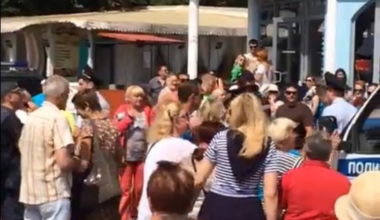 "Хунта, бандери!": мешканці Алушти про окупаційну владу на мітингу проти забудови набережної. ВІДЕО