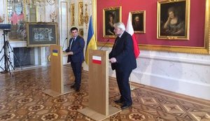 Клімкін і Ващиковський вважають акти вандалізму проти місць пам'яті частиною гібридної війни РФ. ФОТО