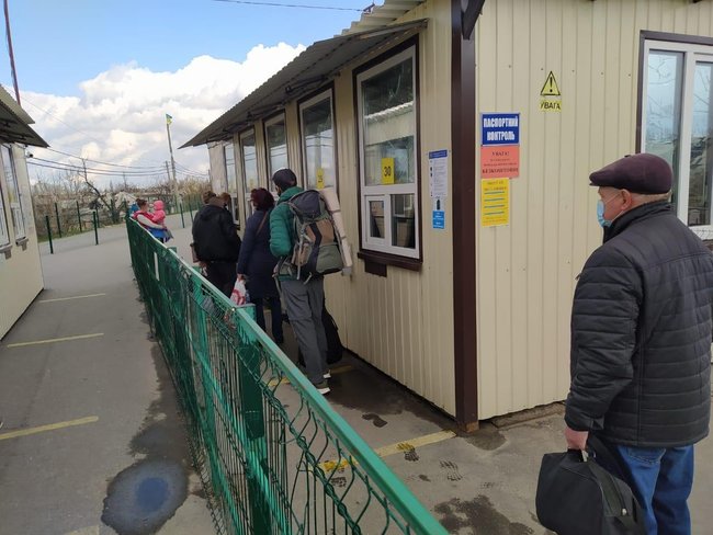 Российско-оккупационные войска продолжают полностью блокировать работу пяти КПВВ на Донбассе, - штаб ООС 03