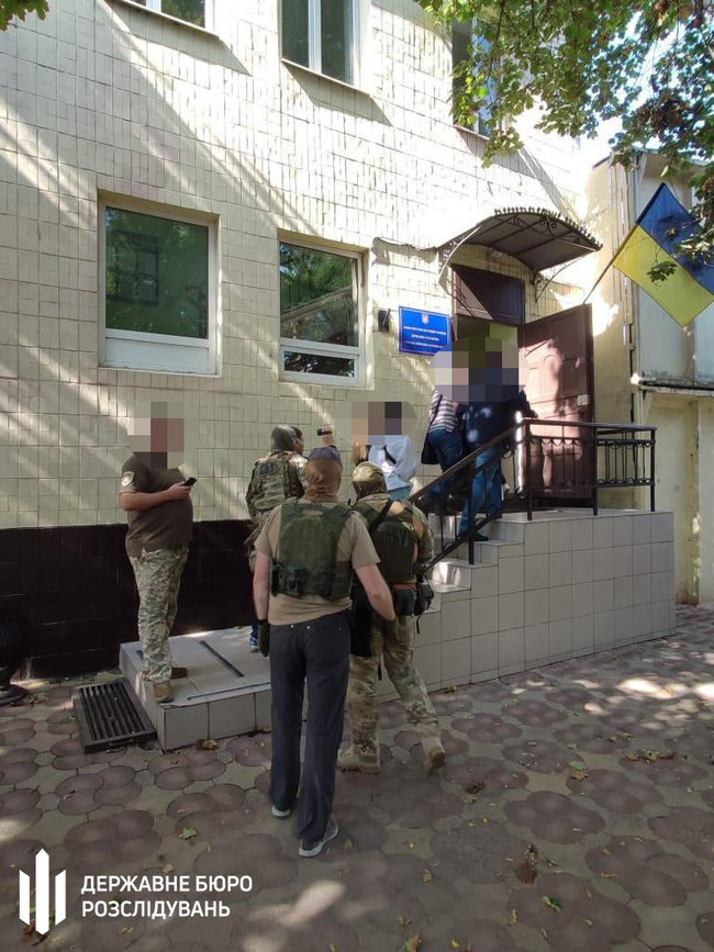 Чиновник одесской колонии задержан на взятке в $1,2 тыс., посредник пытался сбежать и рвал купюры, - ГБР 02 Чиновник одесской колонии задержан на взятке в $1,2 тыс., посредник пытался сбежать и рвал купюры, - ГБР 02