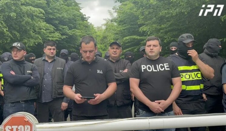 У Грузії біля готелю, де нібито перебуває донька Лаврова, стались сутички, є затримані