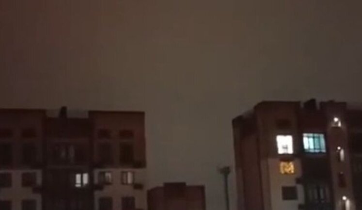Двоє росіян вдивляються у нічне небо і лаються нецензурно, супроводжуючи поглядом політ українського дрона: "Вот он сука! П#дарас! Въ#бет - п#зда будет! Мразь!". ВIДЕО
