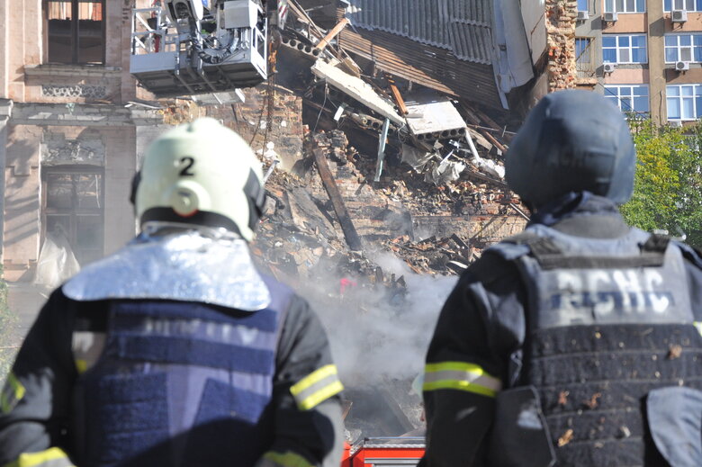 At site of kamikaze drone attack in Kyiv, rubble is being cleared 18