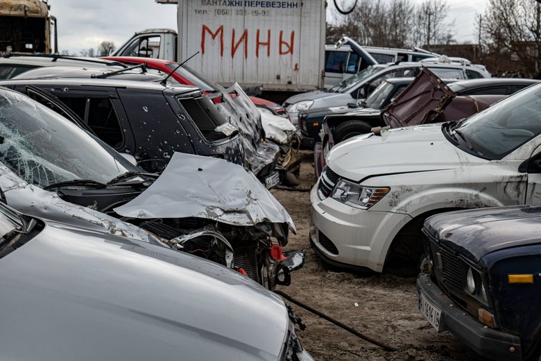 Кладовище розстріляних автомобілів цивільних в Бучі 06
