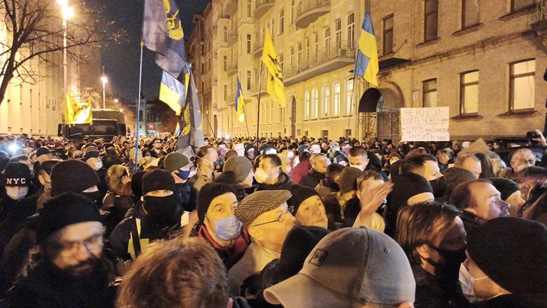 Щурів на Банковій нудить: Активісти вирушили під будівлю Офісу Президента, сталися сутички 24